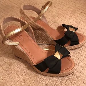 Kate spade black and gold bow wedge